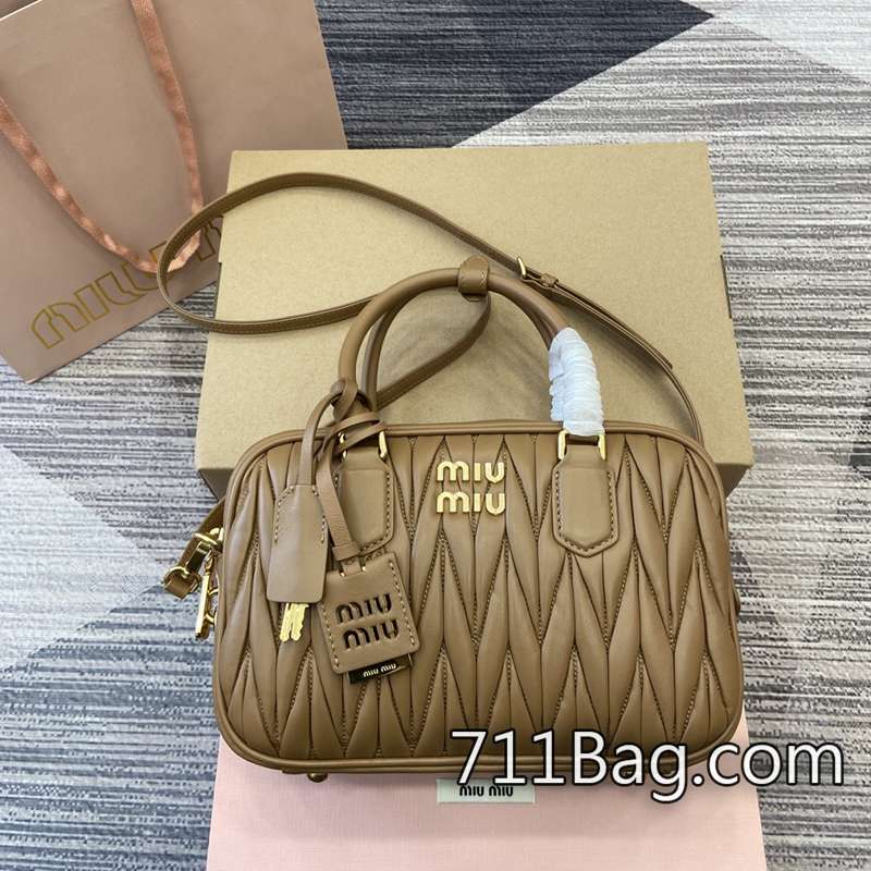 頂級一比一MiuMiu繆繆 5BB124 手工縫線整齊細膩,與正品無異。 MiuMiuA貨直供尺寸:W24×H17×D7.5cm顏色:棕色全皮/原廠皮。 頂級一比一MiuMiu繆繆 5BB124 手工縫線整齊細膩,與正品無異。 MiuMiuA貨直供尺寸:W24×H17×D7.5cm顏色:棕色全皮/原廠皮。