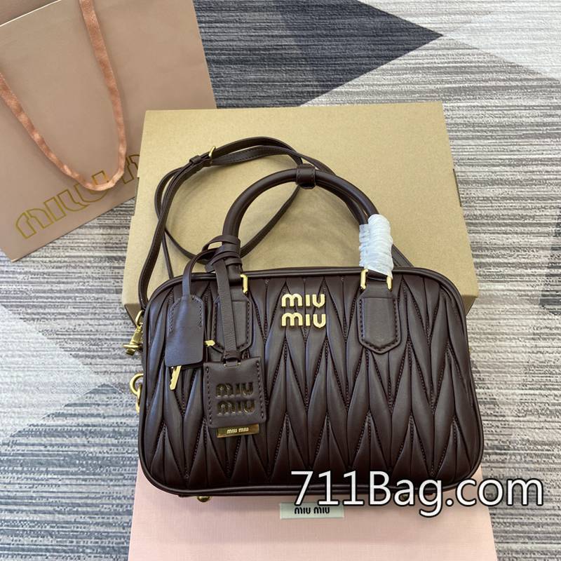 精品高仿MiuMiu繆繆 5BB124 牛皮紋路清晰自然,不假不膩。 MiuMiu高仿包直營尺寸:W24×H17×D7.5cm顏色:石楠木全皮/原廠皮。 精品高仿MiuMiu繆繆 5BB124 牛皮紋路清晰自然,不假不膩。 MiuMiu高仿包直營尺寸:W24×H17×D7.5cm顏色:石楠木全皮/原廠皮。