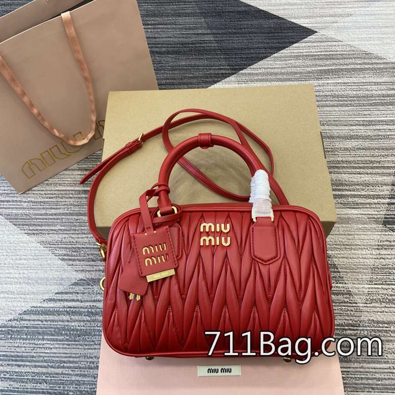 原版一比一MiuMiu 5BB124 頂級復刻版本,手工訂製級別。 MiuMiu仿製時裝尺寸:W24×H17×D7.5cm顏色:紅色全皮/原廠皮。 原版一比一MiuMiu 5BB124 頂級復刻版本,手工訂製級別。 MiuMiu仿製時裝尺寸:W24×H17×D7.5cm顏色:紅色全皮/原廠皮。