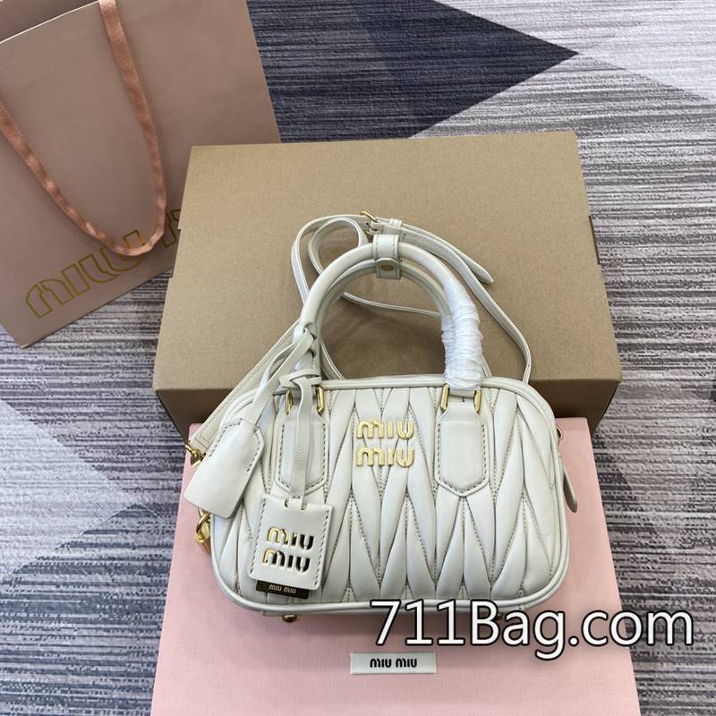 頂級超3AMiuMiu繆繆 5BB123 做工嚴格打磨質感 A貨MiuMiu批發價格尺寸:W19×H13×D6cm。顏色:白色全皮/原廠皮 頂級超3AMiuMiu繆繆 5BB123 做工嚴格打磨質感 A貨MiuMiu批發價格尺寸:W19×H13×D6cm。顏色:白色全皮/原廠皮