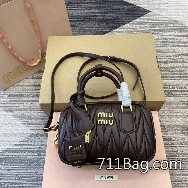 精仿MiuMiu 5BB123 輕量化設計,攜帶更輕鬆。 高仿MiuMiu哪裡便宜尺寸:W19×H13×D6cm。顏色:石楠木色全皮/原廠皮 精仿MiuMiu 5BB123 輕量化設計,攜帶更輕鬆。 高仿MiuMiu哪裡便宜尺寸:W19×H13×D6cm。顏色:石楠木色全皮/原廠皮