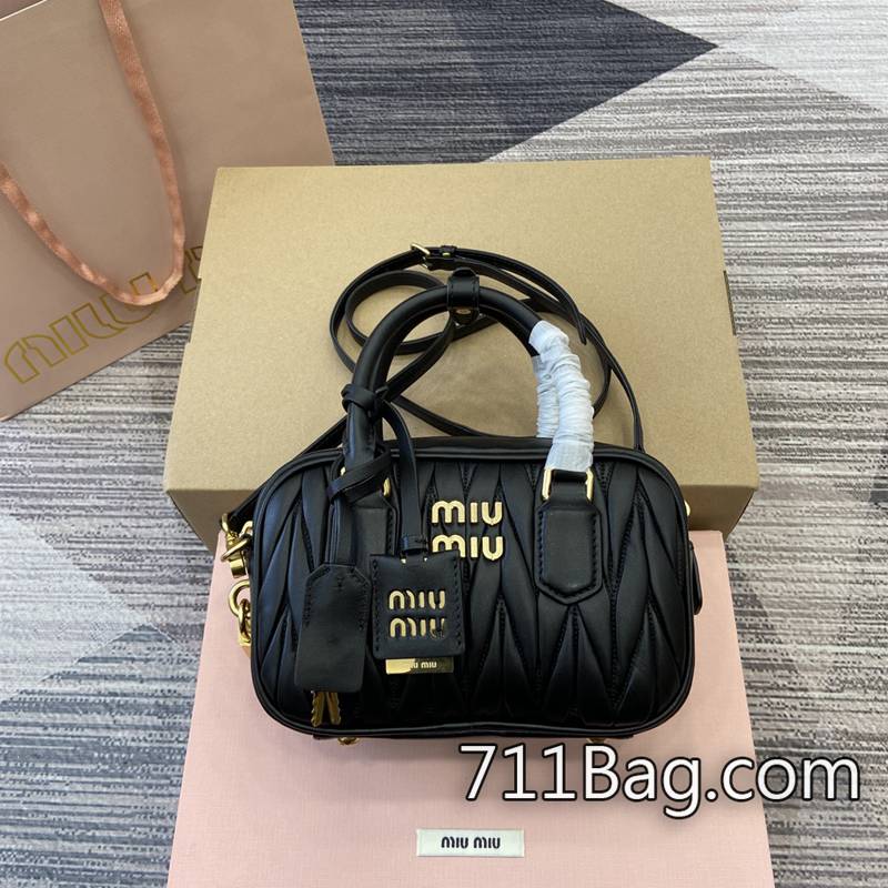 頂級超3AMiuMiu 5BB123 細節處理精緻的包包 MiuMiu仿真耳環尺寸:W19×H13×D6cm。顏色:黑色全皮/原廠皮 頂級超3AMiuMiu 5BB123 細節處理精緻的包包 MiuMiu仿真耳環尺寸:W19×H13×D6cm。顏色:黑色全皮/原廠皮