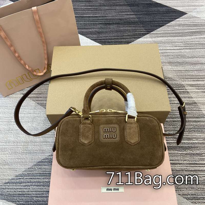 精品A貨MiuMiu 5BB142 金屬鎖扣經久耐用不氧化。 高仿MiuMiu夾克尺寸:W22×H10.5×D7.5cm顏色:棕磨砂/原廠皮 精品A貨MiuMiu 5BB142 金屬鎖扣經久耐用不氧化。 高仿MiuMiu夾克尺寸:W22×H10.5×D7.5cm顏色:棕磨砂/原廠皮
