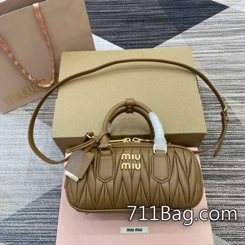 一比一MiuMiu 5BB142 皮革柔軟細膩包包 A貨MiuMiu實拍尺寸:W22×H10.5×D7.5cm顏色:棕色/原廠皮 一比一MiuMiu 5BB142 皮革柔軟細膩包包 A貨MiuMiu實拍尺寸:W22×H10.5×D7.5cm顏色:棕色/原廠皮