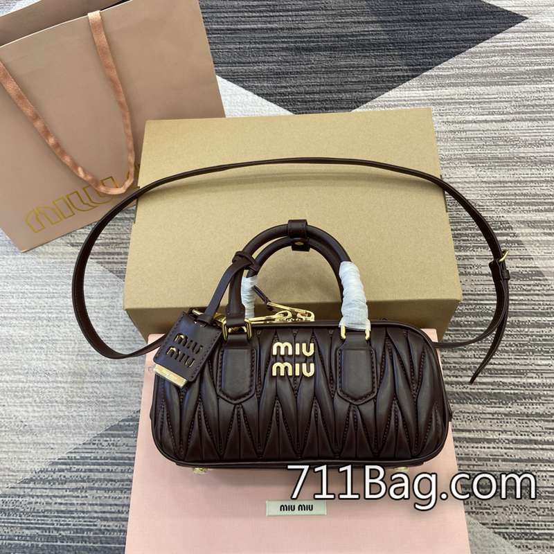 頂級超3AMiuMiu繆繆 5BB142 超高質感LV包推薦 MiuMiu高仿原單貨尺寸:W22×H10.5×D7.5cm顏色:石楠木/原廠皮 頂級超3AMiuMiu繆繆 5BB142 超高質感LV包推薦 MiuMiu高仿原單貨尺寸:W22×H10.5×D7.5cm顏色:石楠木/原廠皮
