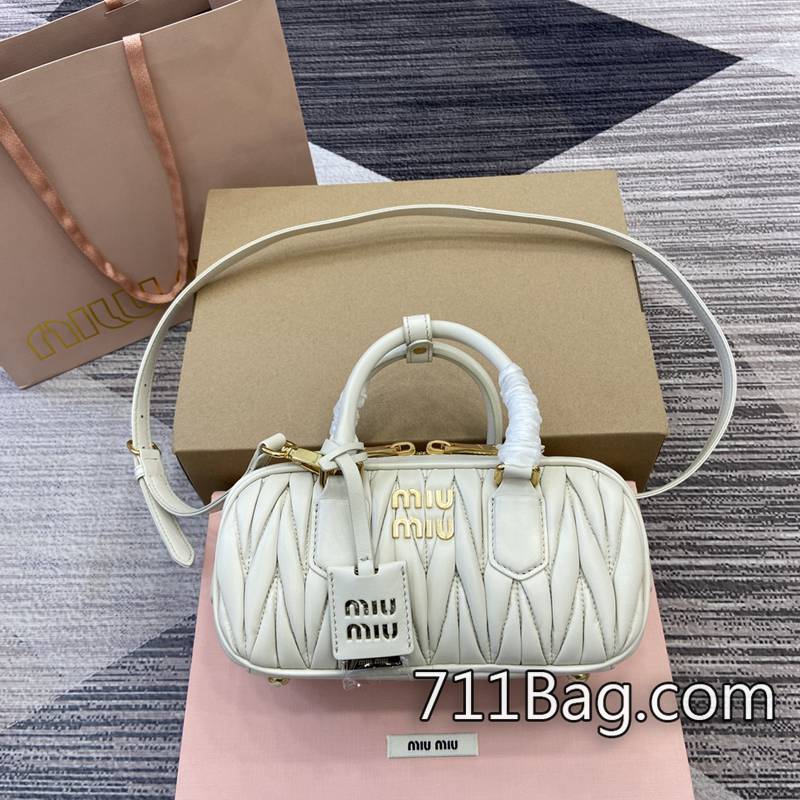精仿MiuMiu 5BB142 每款包出廠前皆經嚴格檢驗。 MiuMiuA貨零售尺寸:W22×H10.5×D7.5cm顏色:白色/原廠皮 精仿MiuMiu 5BB142 每款包出廠前皆經嚴格檢驗。 MiuMiuA貨零售尺寸:W22×H10.5×D7.5cm顏色:白色/原廠皮