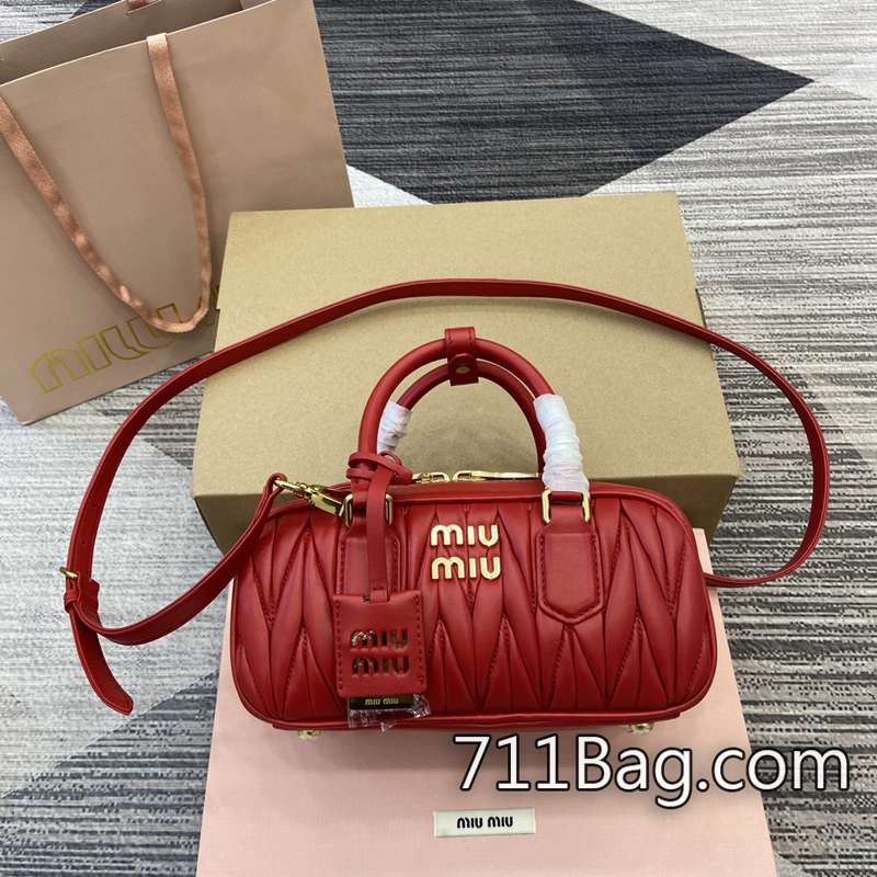 精品A貨MiuMiu 5BB142 多位買傢反饋:幾乎看不出是仿品。 高仿MiuMiu折扣活動尺寸:W22×H10.5×D7.5cm顏色:紅色/原廠皮 精品A貨MiuMiu 5BB142 多位買傢反饋:幾乎看不出是仿品。 高仿MiuMiu折扣活動尺寸:W22×H10.5×D7.5cm顏色:紅色/原廠皮