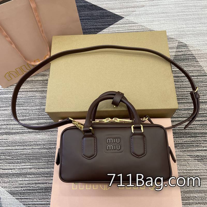 精品MiuMiu繆繆 5BB123 外觀挺立,不變形不塌陷。 MiuMiu仿真耳環尺寸:W19×H13×D6cm。顏色:銀色全皮/原廠 精品MiuMiu繆繆 5BB123 外觀挺立,不變形不塌陷。 MiuMiu仿真耳環尺寸:W19×H13×D6cm。顏色:銀色全皮/原廠