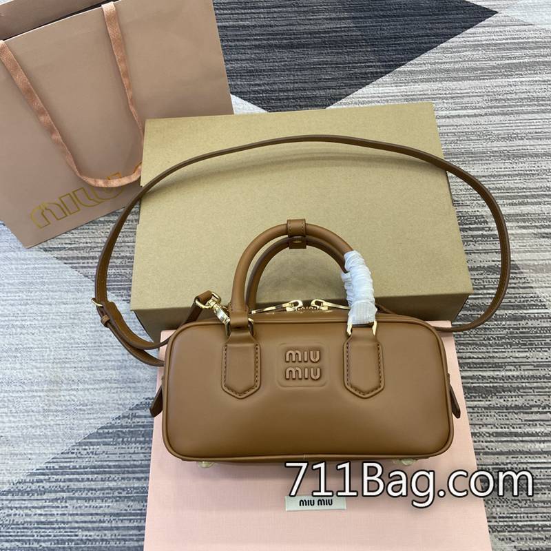 原版一比一MiuMiu 5BB123 高品質真皮一比一 A貨MiuMiu新款包尺寸:W19×H13×D6cm。顏色:銀色全皮/原廠 原版一比一MiuMiu 5BB123 高品質真皮一比一 A貨MiuMiu新款包尺寸:W19×H13×D6cm。顏色:銀色全皮/原廠