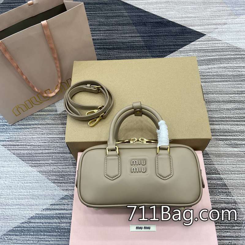 頂級A貨MiuMiu 5BB123 色彩飽和度高,還原度極佳。 高仿MiuMiu穆勒鞋尺寸:W19×H13×D6cm。顏色:銀色全皮/原廠 頂級A貨MiuMiu 5BB123 色彩飽和度高,還原度極佳。 高仿MiuMiu穆勒鞋尺寸:W19×H13×D6cm。顏色:銀色全皮/原廠