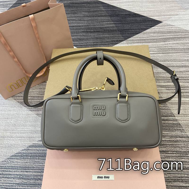 頂級一比一MiuMiu 5BB123 五金配件採用電鍍工藝,不易褪色。 MiuMiuA貨源頭直銷尺寸:W19×H13×D6cm。顏色:銀色全皮/原廠 頂級一比一MiuMiu 5BB123 五金配件採用電鍍工藝,不易褪色。 MiuMiuA貨源頭直銷尺寸:W19×H13×D6cm。顏色:銀色全皮/原廠