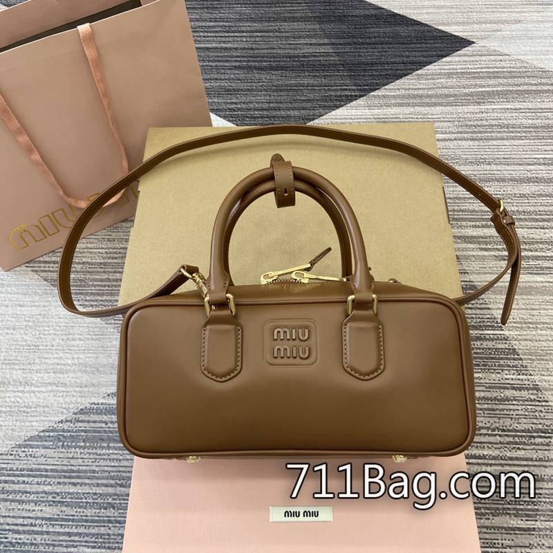 頂級高仿MiuMiu 5BB123 適合日常使用與正式場合。 高仿MiuMiu太陽眼鏡尺寸:W19×H13×D6cm。顏色:銀色全皮/原廠 頂級高仿MiuMiu 5BB123 適合日常使用與正式場合。 高仿MiuMiu太陽眼鏡尺寸:W19×H13×D6cm。顏色:銀色全皮/原廠