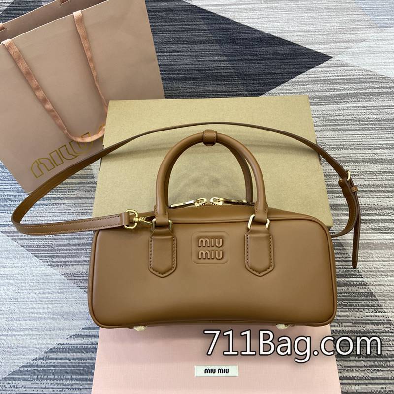 精品MiuMiu 5BB123 五金精緻奢華包包 MiuMiu精品仿製尺寸:W19×H13×D6cm。顏色:銀色全皮/原廠 精品MiuMiu 5BB123 五金精緻奢華包包 MiuMiu精品仿製尺寸:W19×H13×D6cm。顏色:銀色全皮/原廠