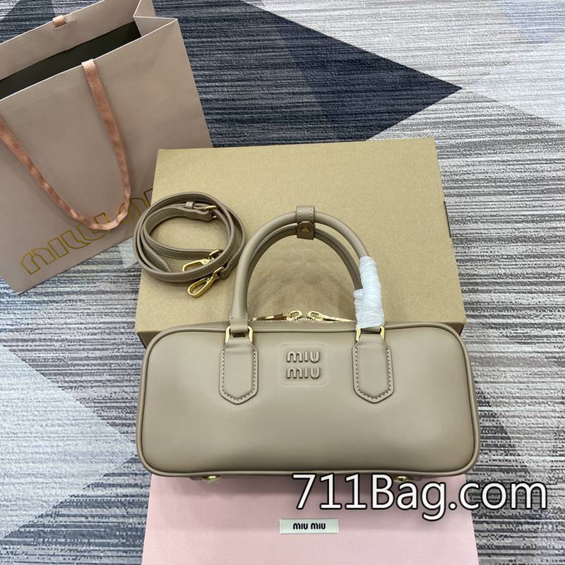 頂級一比一MiuMiu 5BB123 若有問題支持退換服務。 A貨MiuMiu肩背包尺寸:W19×H13×D6cm。顏色:銀色全皮/原廠 頂級一比一MiuMiu 5BB123 若有問題支持退換服務。 A貨MiuMiu肩背包尺寸:W19×H13×D6cm。顏色:銀色全皮/原廠