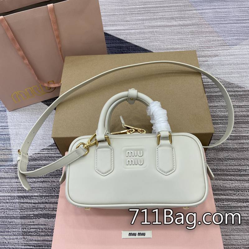 A貨MiuMiu 5BB123 真皮壓紋質感包款 MiuMiu高仿時尚女裝尺寸:W19×H13×D6cm。顏色:銀色全皮/原廠 A貨MiuMiu 5BB123 真皮壓紋質感包款 MiuMiu高仿時尚女裝尺寸:W19×H13×D6cm。顏色:銀色全皮/原廠