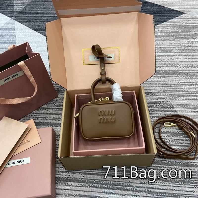 一比一MiuMiu 5NR036 牛皮紋路清晰自然,不假不膩。 高仿MiuMiu太陽眼鏡 一比一MiuMiu 5NR036 牛皮紋路清晰自然,不假不膩。 高仿MiuMiu太陽眼鏡