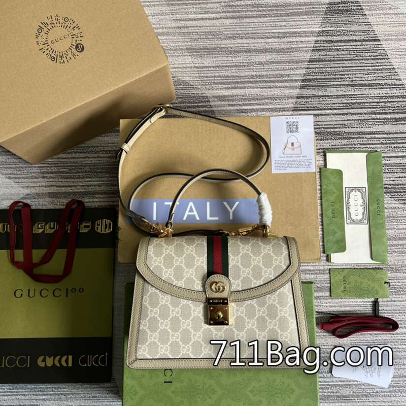 頂級A貨Gucci 651055 高級感滿溢,手感無可挑剔。 Gucci A貨批發零售這款手提包是Epilogue系列中的一款,配有可拆卸肩帶。方形復古造型融合品牌經典條紋織帶和雙G造型配件,該配件靈感源自70年代典藏腰帶搭扣設計,經現代美學演繹後成為品牌的象征之一。手袋采用品牌標志性雙G圖案帆佈制作。型號:651055顏色:米膠燕麥色尺寸:25×17.5×7cm 頂級A貨Gucci 651055 高級感滿溢,手感無可挑剔。 Gucci A貨批發零售這款手提包是Epilogue系列中的一款,配有可拆卸肩帶。方形復古造型融合品牌經典條紋織帶和雙G造型配件,該配件靈感源自70年代典藏腰帶搭扣設計,經現代美學演繹後成為品牌的象征之一。手袋采用品牌標志性雙G圖案帆佈制作。型號:651055顏色:米膠燕麥色尺寸:25×17.5×7cm