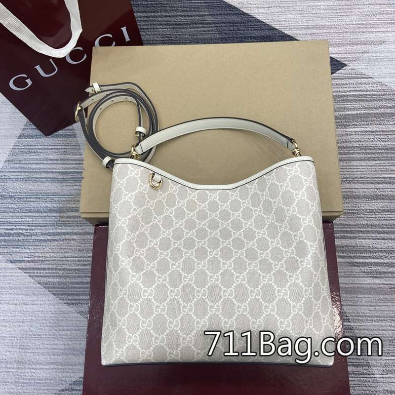 原版一比一Gucci 815103 背帶皮革柔軟不勒肩。 Gucci高仿包年中特惠尺寸:25(長)x25(高)x15.5cm(厚)顏色:燕麥色/pvc。 原版一比一Gucci 815103 背帶皮革柔軟不勒肩。 Gucci高仿包年中特惠尺寸:25(長)x25(高)x15.5cm(厚)顏色:燕麥色/pvc。