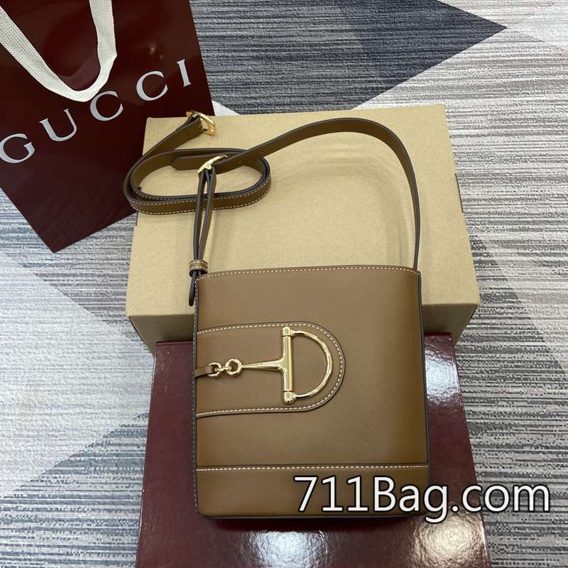 一比一Gucci古馳 833665 高端定製真皮包包 Gucci高仿壓紋LOGO尺寸:18.5厘米(寬)x20厘米(高)x8.5厘米(深) 一比一Gucci古馳 833665 高端定製真皮包包 Gucci高仿壓紋LOGO尺寸:18.5厘米(寬)x20厘米(高)x8.5厘米(深)
