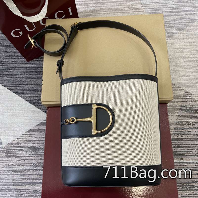 頂級高仿Gucci 833660 超強抗污易清潔材質。 送禮首選Gucci包仿品尺寸:26厘米(寬)x27.5厘米(高)x11.5厘米(深)顏色:白佈黑皮/原廠皮。重量:約0.8千克。 頂級高仿Gucci 833660 超強抗污易清潔材質。 送禮首選Gucci包仿品尺寸:26厘米(寬)x27.5厘米(高)x11.5厘米(深)顏色:白佈黑皮/原廠皮。重量:約0.8千克。