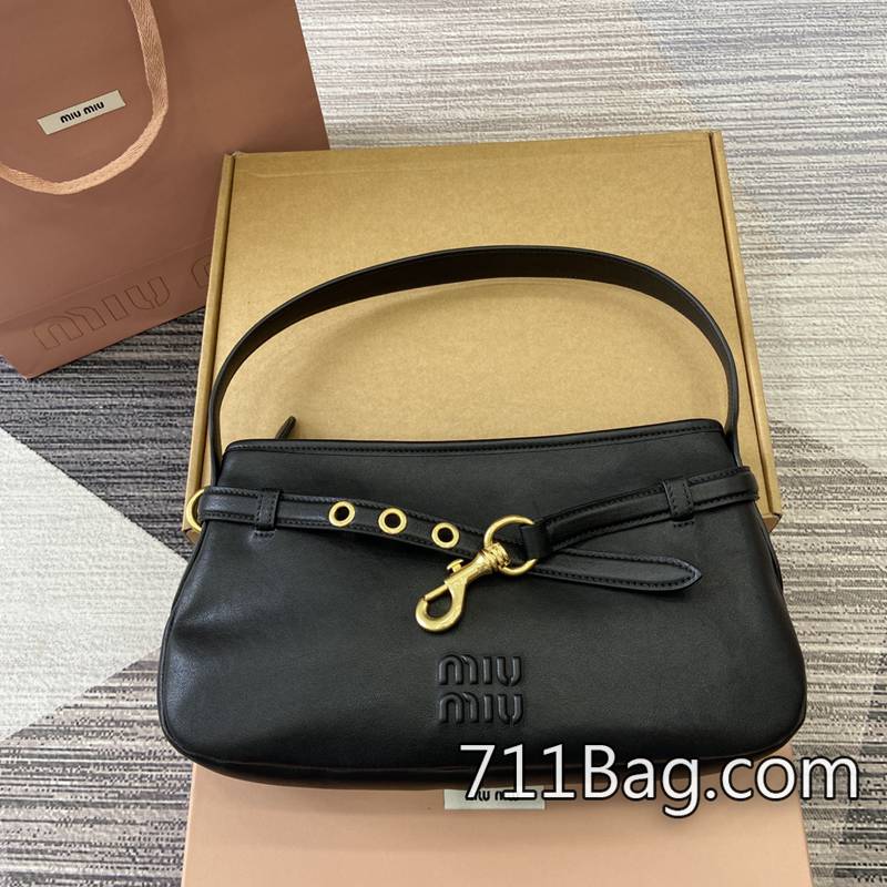 頂級超3AGucci 5BC182 多夾層設計,收納方便。 Gucci Bamboo竹節包高仿尺寸33x19x5cm顏色:黑色/原廠皮。 頂級超3AGucci 5BC182 多夾層設計,收納方便。 Gucci Bamboo竹節包高仿尺寸33x19x5cm顏色:黑色/原廠皮。