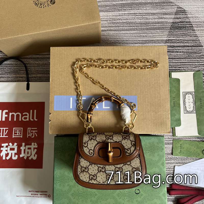 頂級一比一Gucci 735116 包型挺括五金耐用 Gucci高仿壓紋LOGO尺寸:17(寬)x12.5(高)x8cm(深)顏色:棕色帆佈繡鉆。 頂級一比一Gucci 735116 包型挺括五金耐用 Gucci高仿壓紋LOGO尺寸:17(寬)x12.5(高)x8cm(深)顏色:棕色帆佈繡鉆。