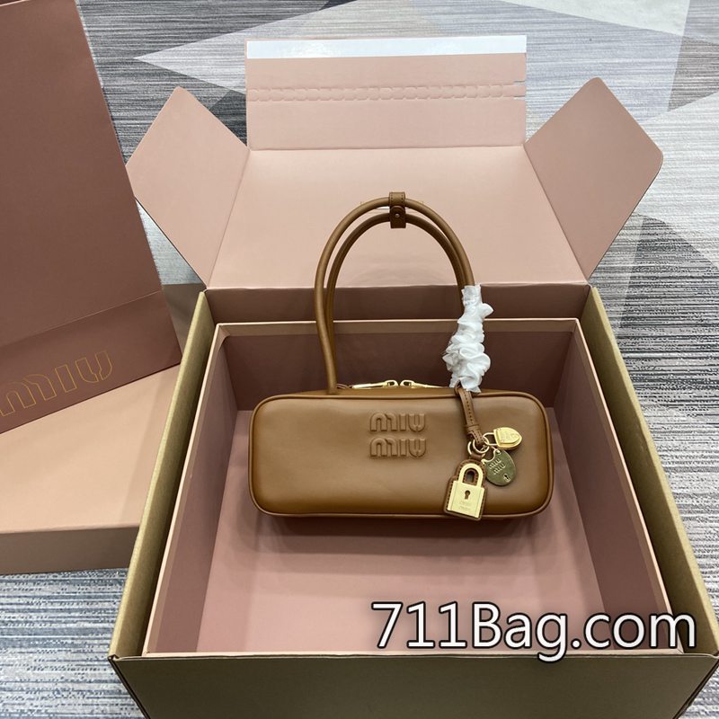 精品MiuMiu 5bb173 手工縫線整齊細膩,與正品無異。 MiuMiu高仿版包包尺寸:28X12X8cm。 精品MiuMiu 5bb173 手工縫線整齊細膩,與正品無異。 MiuMiu高仿版包包尺寸:28X12X8cm。