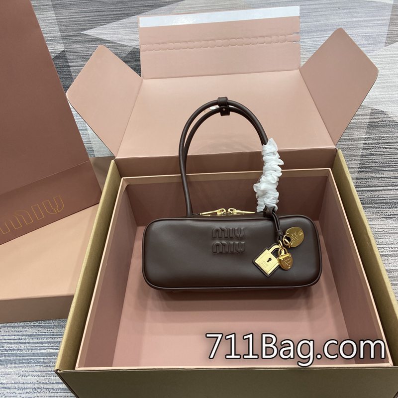 精品A貨MiuMiu 5bb173 原版細節極致還原 A貨MiuMiu馬鞍包尺寸:28X12X8cm。 精品A貨MiuMiu 5bb173 原版細節極致還原 A貨MiuMiu馬鞍包尺寸:28X12X8cm。
