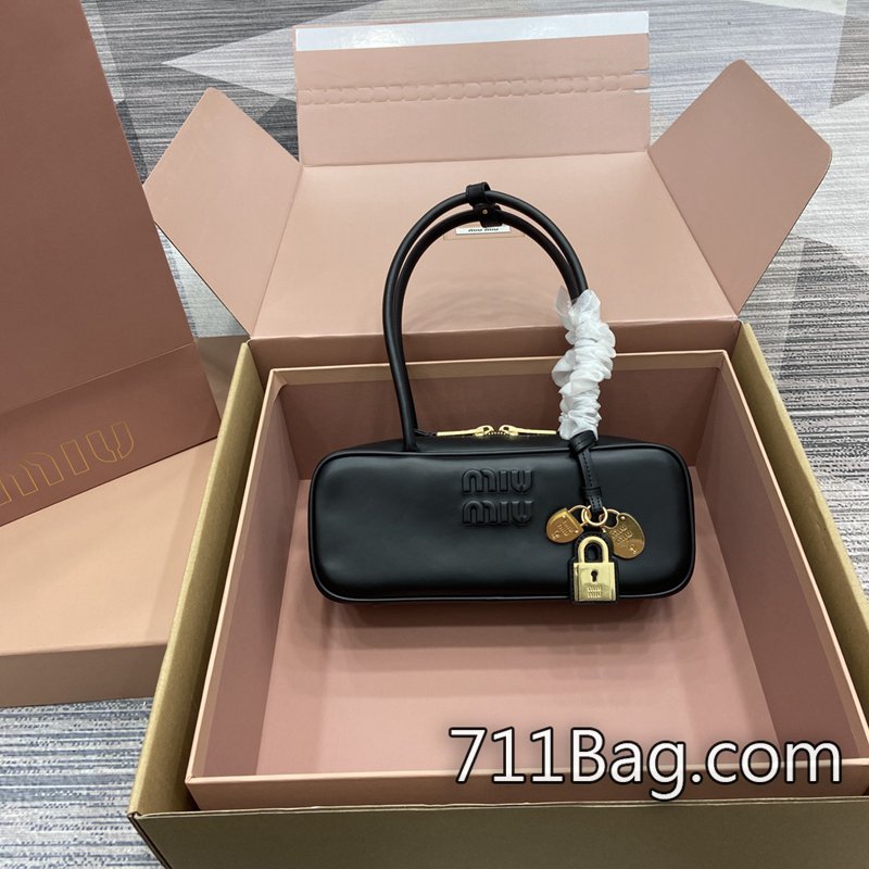 頂級精品MiuMiu 5bb173 頂級設計同步專櫃 MiuMiu超A貨尺寸:28X12X8cm。 頂級精品MiuMiu 5bb173 頂級設計同步專櫃 MiuMiu超A貨尺寸:28X12X8cm。