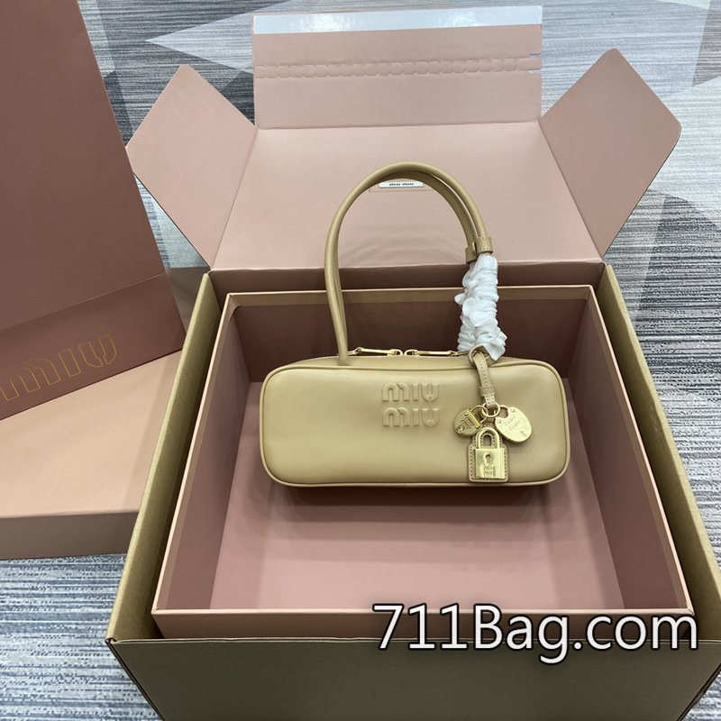 精仿MiuMiu 5bb173 包型挺立,結構不易變形。 MiuMiu仿品價格表尺寸:28X12X8cm。 精仿MiuMiu 5bb173 包型挺立,結構不易變形。 MiuMiu仿品價格表尺寸:28X12X8cm。