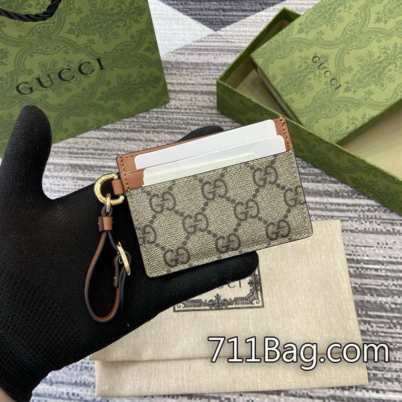 頂級一比一Gucci 819121 採用進口原版皮革,手感柔軟細膩。 Gucci原廠五金A貨尺寸:10(長)x7(寬)顏色:棕色/pvc。 頂級一比一Gucci 819121 採用進口原版皮革,手感柔軟細膩。 Gucci原廠五金A貨尺寸:10(長)x7(寬)顏色:棕色/pvc。