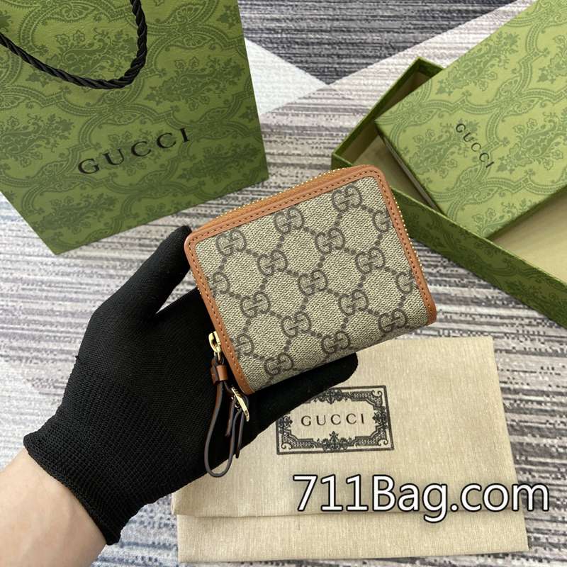 頂級高仿Gucci 819131 手工縫線細節極致 高仿Gucci直播爆款尺寸:11(長)x10(寬)x3cm(厚)顏色:棕色/PVC。 頂級高仿Gucci 819131 手工縫線細節極致 高仿Gucci直播爆款尺寸:11(長)x10(寬)x3cm(厚)顏色:棕色/PVC。