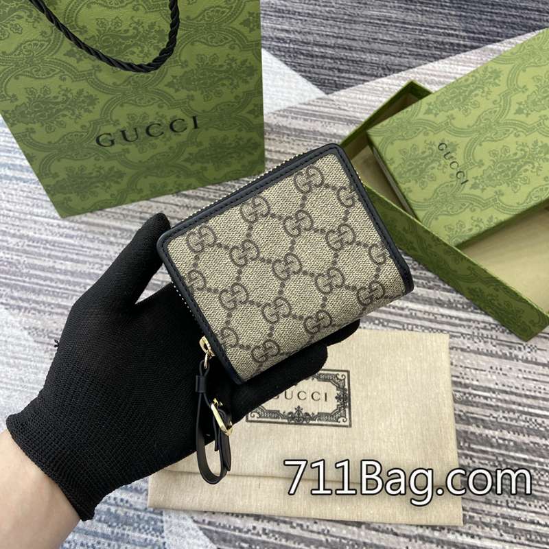 精品Gucci 819131 外觀挺立,不變形不塌陷。 Gucci Bamboo竹節包高仿尺寸:11(長)x10(寬)x3cm(厚)顏色:克色/PVC。 精品Gucci 819131 外觀挺立,不變形不塌陷。 Gucci Bamboo竹節包高仿尺寸:11(長)x10(寬)x3cm(厚)顏色:克色/PVC。