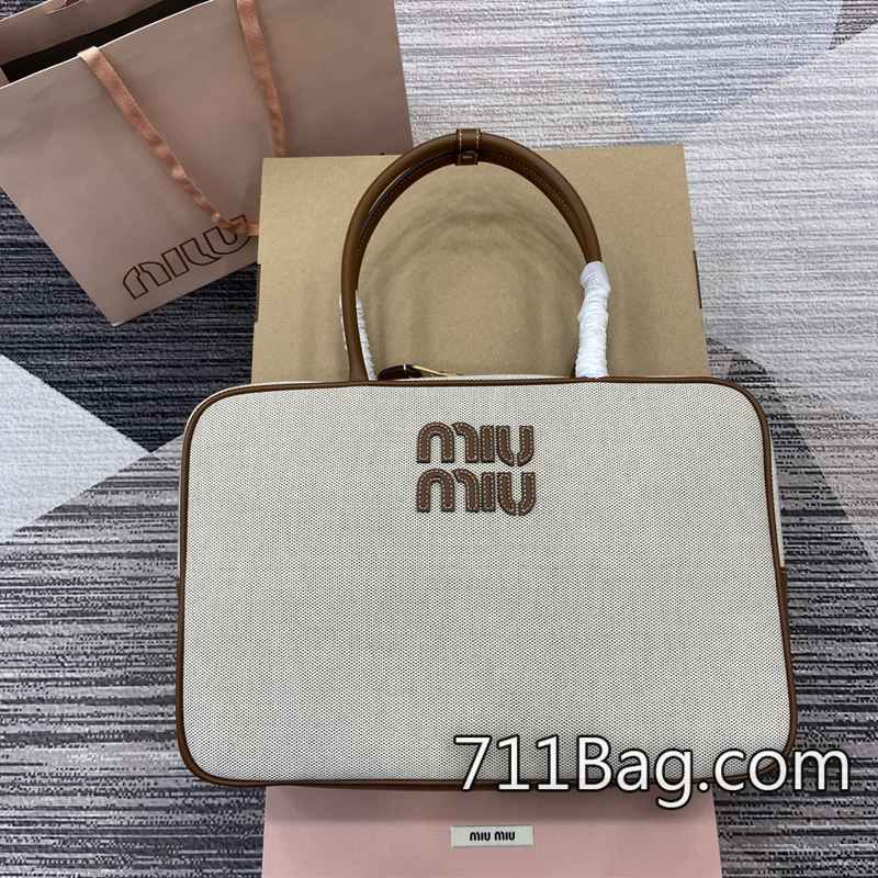 頂級高仿MiuMiu 5bb117 精品皮革細節打動人心 A貨MiuMiu馬鞍包尺寸:34(長)x23(寬)x12cm(厚)顏色:帆佈配焦糖棕色/原廠皮 頂級高仿MiuMiu 5bb117 精品皮革細節打動人心 A貨MiuMiu馬鞍包尺寸:34(長)x23(寬)x12cm(厚)顏色:帆佈配焦糖棕色/原廠皮