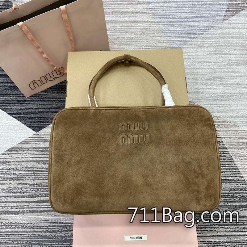 精品A貨MiuMiu繆繆 5bb117 用心對待每一位顧客與每一隻包。 MiuMiu一比一太陽鏡尺寸:34(長)x23(寬)x12cm(厚)顏色:全新鹿絨皮/原廠皮 精品A貨MiuMiu繆繆 5bb117 用心對待每一位顧客與每一隻包。 MiuMiu一比一太陽鏡尺寸:34(長)x23(寬)x12cm(厚)顏色:全新鹿絨皮/原廠皮