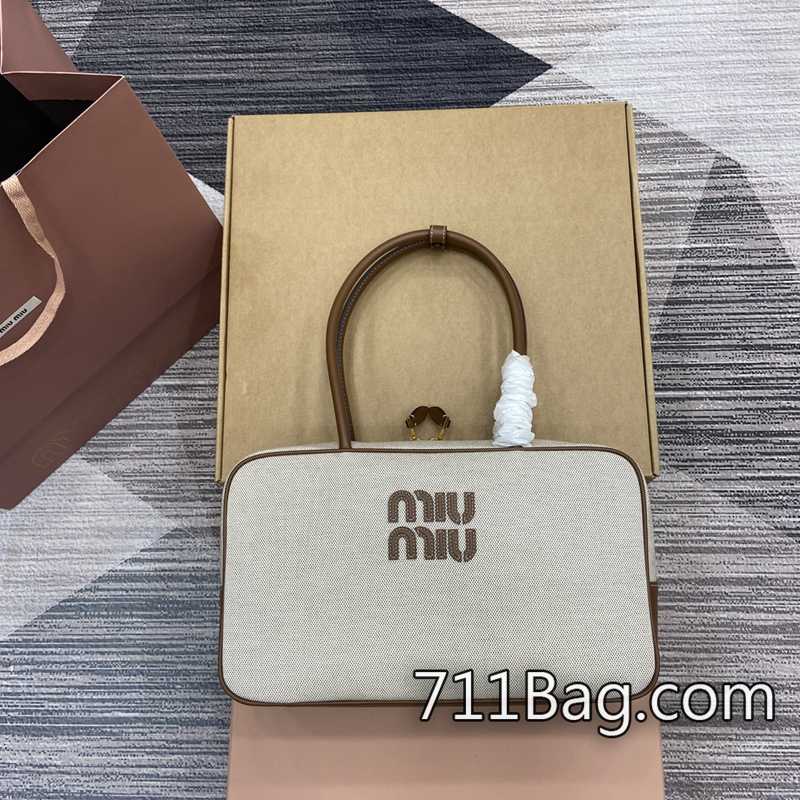 頂級超3AMiuMiu 5bb117 多夾層設計,收納方便。 高仿MiuMiu迷你包尺寸:34X23X12cm。顏色:棕皮/白麻佈。 頂級超3AMiuMiu 5bb117 多夾層設計,收納方便。 高仿MiuMiu迷你包尺寸:34X23X12cm。顏色:棕皮/白麻佈。