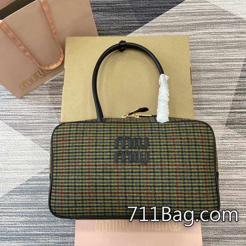 頂級A貨MiuMiu 5bb117 鋼印LOGO清晰銳利,質感十足。 高仿MiuMiu托特包 頂級A貨MiuMiu 5bb117 鋼印LOGO清晰銳利,質感十足。 高仿MiuMiu托特包