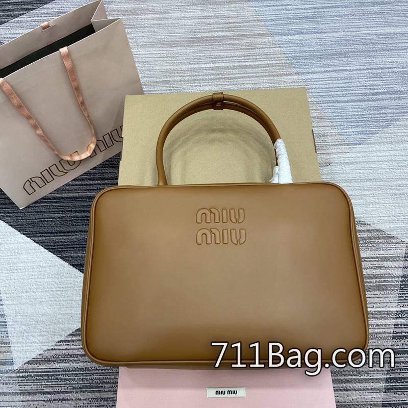 頂級精品MiuMiu 5bb117 雙重手工檢測,隻為呈現完美。 MiuMiu一比一太陽鏡 頂級精品MiuMiu 5bb117 雙重手工檢測,隻為呈現完美。 MiuMiu一比一太陽鏡
