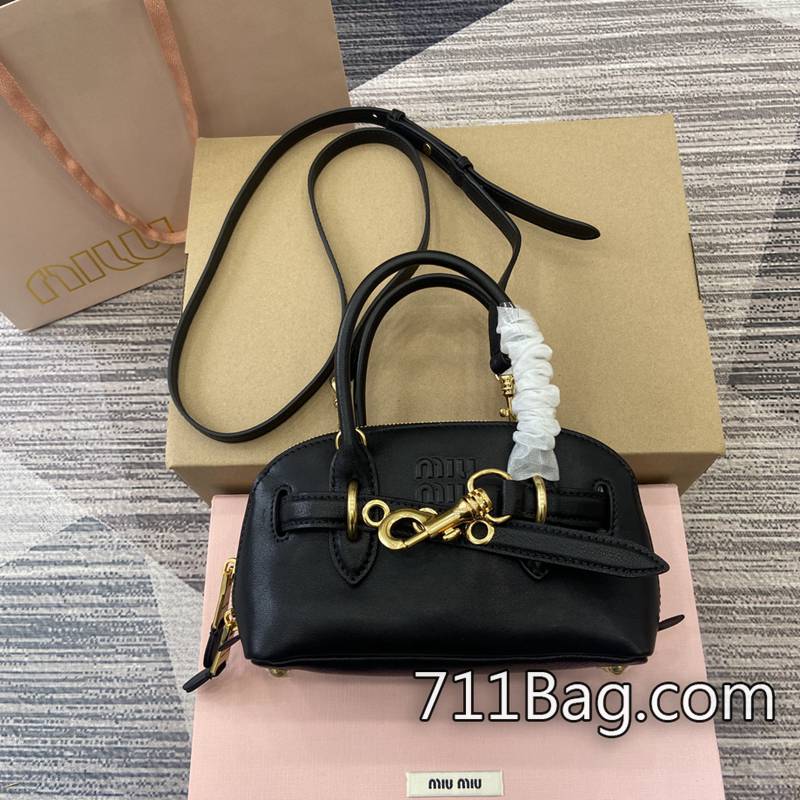 高仿MiuMiu 5BP090 做工嚴謹高仿名牌包 高仿MiuMiu項鍊顏色:黑色/原廠皮。 高仿MiuMiu 5BP090 做工嚴謹高仿名牌包 高仿MiuMiu項鍊顏色:黑色/原廠皮。