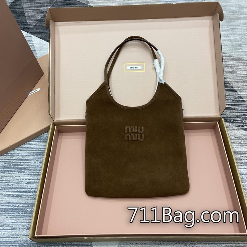 頂級超3AMiuMiu 5BG231 社群曬圖款,高仿中的精品。 MiuMiuA貨熱銷款式尺寸:底長35x高40x手腕高60cm.顏色:棕色燈芯絨/原廠皮。 頂級超3AMiuMiu 5BG231 社群曬圖款,高仿中的精品。 MiuMiuA貨熱銷款式尺寸:底長35x高40x手腕高60cm.顏色:棕色燈芯絨/原廠皮。