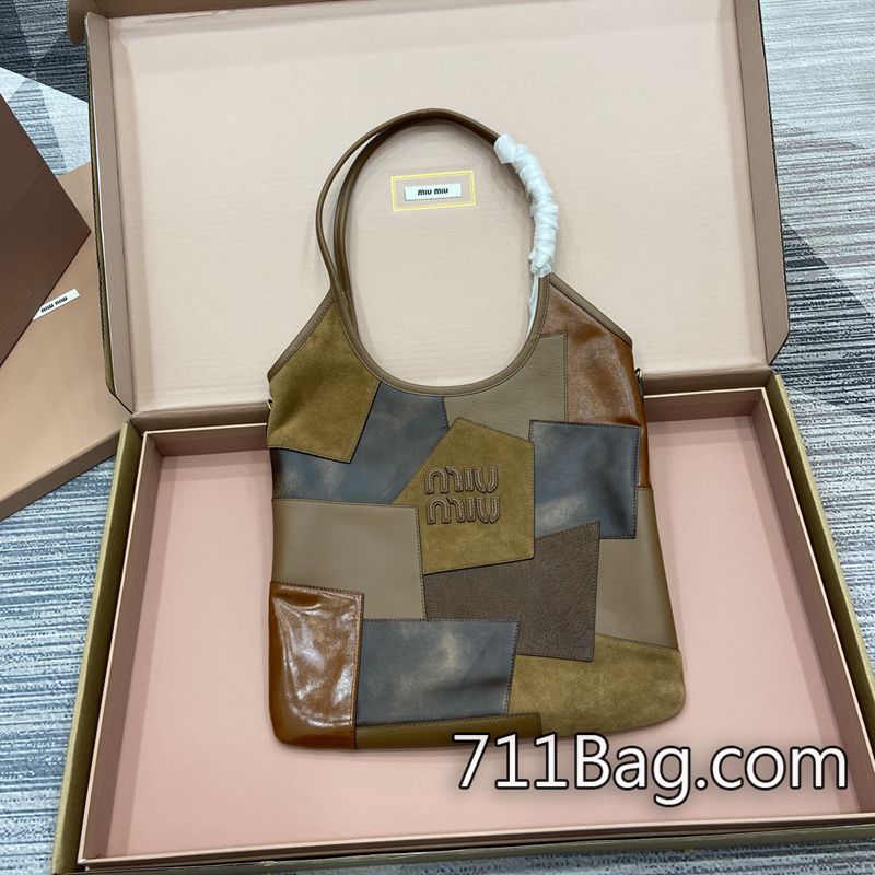 精品A貨MiuMiu 5BG231 頂級手工打造精品包 高仿MiuMiu微信尺寸:底長35x高40x手腕高60cm.顏色:拼貼棕色/原廠皮。 精品A貨MiuMiu 5BG231 頂級手工打造精品包 高仿MiuMiu微信尺寸:底長35x高40x手腕高60cm.顏色:拼貼棕色/原廠皮。