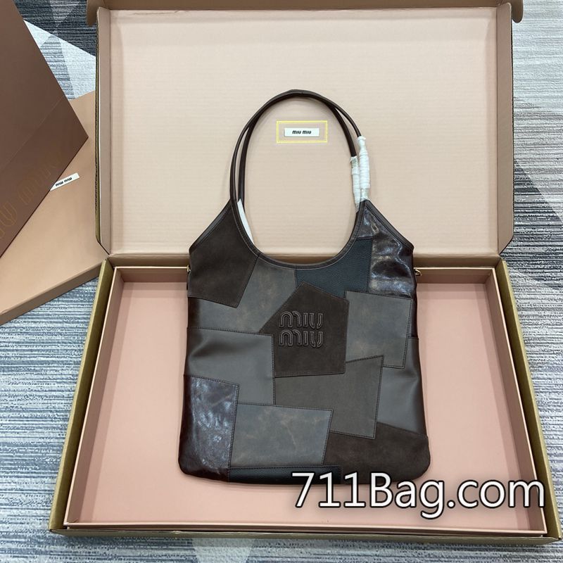 精品A貨MiuMiu 5BG231 背帶皮革柔軟不勒肩。 A貨MiuMiu購買尺寸:底長35x高40x手腕高60cm.顏色:拼貼石楠木色/原廠皮。 精品A貨MiuMiu 5BG231 背帶皮革柔軟不勒肩。 A貨MiuMiu購買尺寸:底長35x高40x手腕高60cm.顏色:拼貼石楠木色/原廠皮。