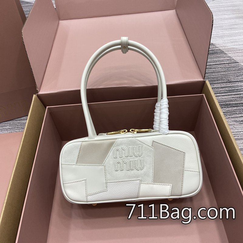 頂級精品MiuMiu 5BB147 客人回購率極高,品質有保證。 高仿MiuMiu爆款尺寸:28X12X9cm顏色:拼貼白色/原廠皮。 頂級精品MiuMiu 5BB147 客人回購率極高,品質有保證。 高仿MiuMiu爆款尺寸:28X12X9cm顏色:拼貼白色/原廠皮。