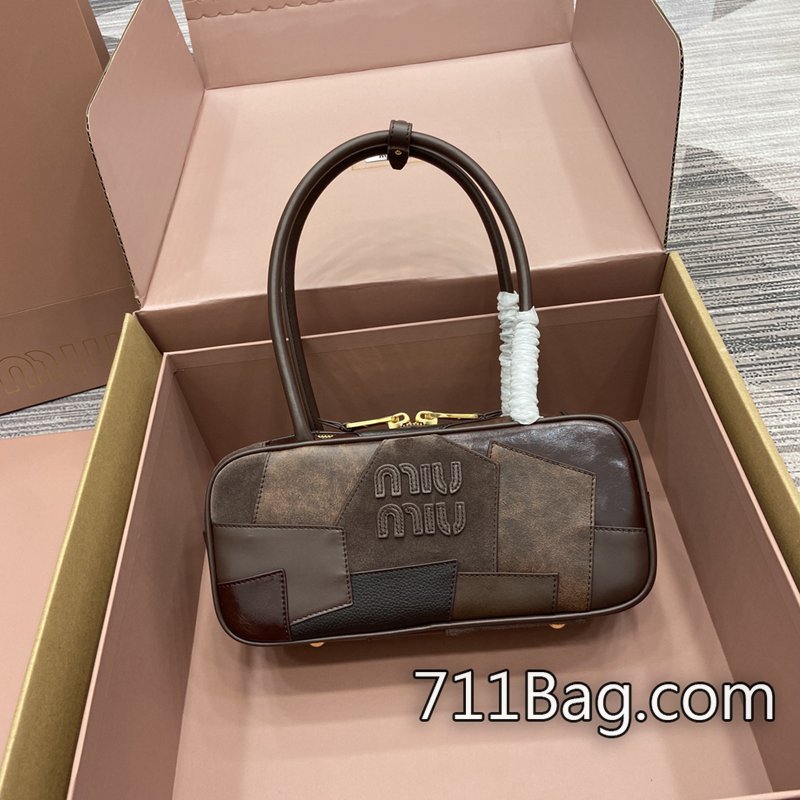 精品高仿MiuMiu 5BB147 精品做工頂級還原 MiuMiu仿真包裝盒尺寸:28X12X9cm顏色:拼貼石楠木/原廠皮。 精品高仿MiuMiu 5BB147 精品做工頂級還原 MiuMiu仿真包裝盒尺寸:28X12X9cm顏色:拼貼石楠木/原廠皮。