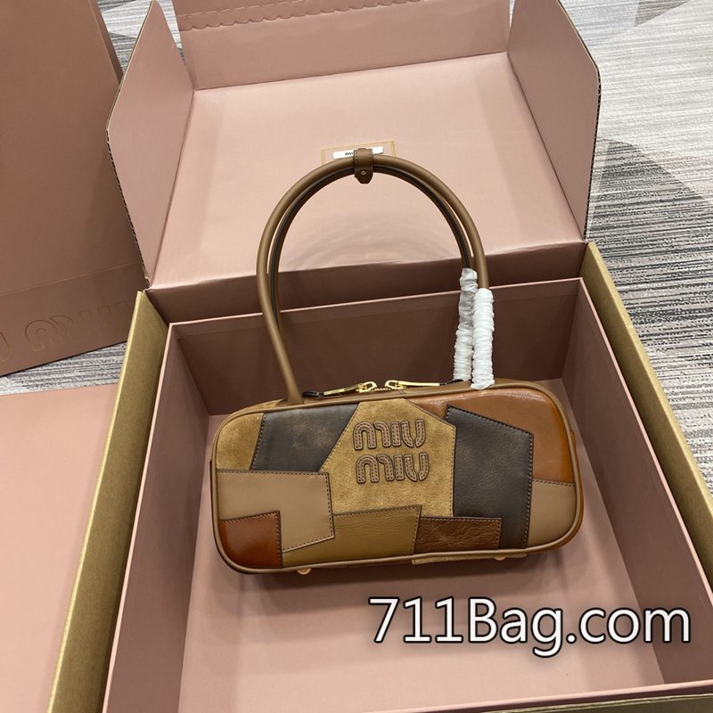 精仿MiuMiu 5BB147 真皮製作奢華手袋 MiuMiu超仿同步版尺寸:28X12X9cm顏色:拼貼棕色/原廠皮。 精仿MiuMiu 5BB147 真皮製作奢華手袋 MiuMiu超仿同步版尺寸:28X12X9cm顏色:拼貼棕色/原廠皮。