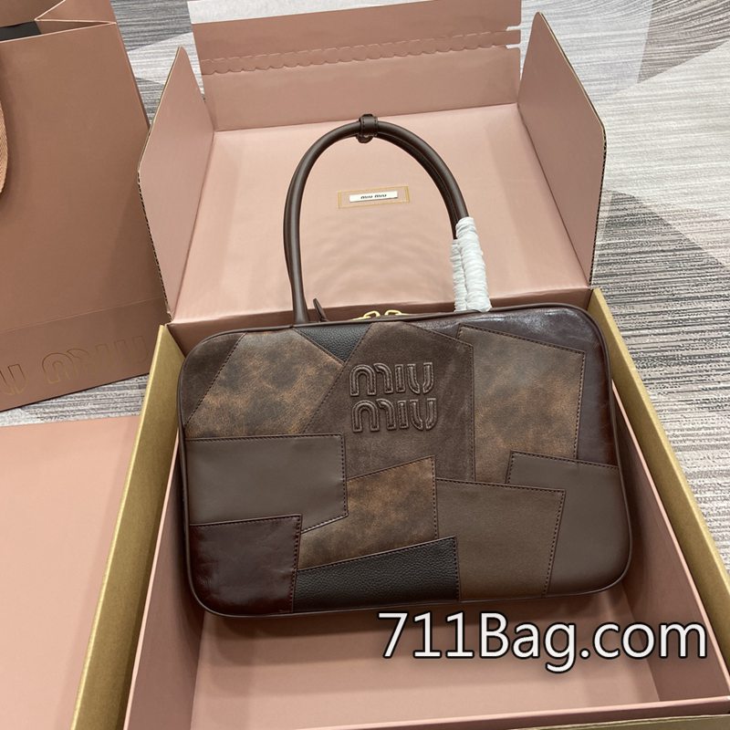 頂級高仿MiuMiu 5BB117 精品皮革細節打動人心 A貨MiuMiu馬鞍包miu尺寸:34X23X11cm顏色:拼貼石楠木/原廠皮。 頂級高仿MiuMiu 5BB117 精品皮革細節打動人心 A貨MiuMiu馬鞍包miu尺寸:34X23X11cm顏色:拼貼石楠木/原廠皮。