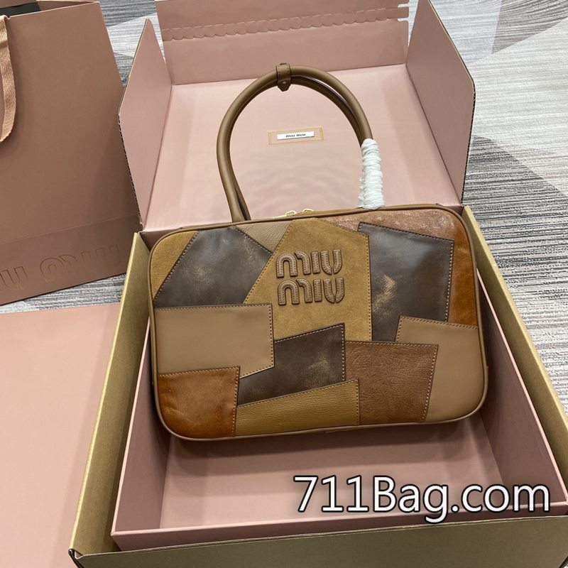 高仿MiuMiu 5BB117 手工縫線整齊細膩,與正品無異。 MiuMiuA貨微商貨源miu尺寸:34X23X11cm顏色:拼貼棕色/原廠皮。 高仿MiuMiu 5BB117 手工縫線整齊細膩,與正品無異。 MiuMiuA貨微商貨源miu尺寸:34X23X11cm顏色:拼貼棕色/原廠皮。