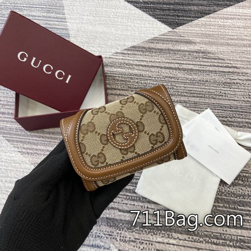 頂級精品Gucci 818811 細節到每一針一線 Gucci斜背包高仿打開時尺寸:22厘米(寬)x9厘米(高);閉合時尺寸:11厘米(寬)x9厘米(高)重量:約80克顏色:帆佈棕色/原廠皮。 頂級精品Gucci 818811 細節到每一針一線 Gucci斜背包高仿打開時尺寸:22厘米(寬)x9厘米(高);閉合時尺寸:11厘米(寬)x9厘米(高)重量:約80克顏色:帆佈棕色/原廠皮。