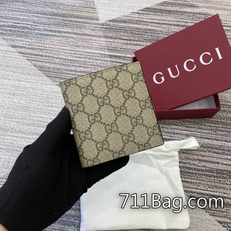頂級一比一Gucci 821206 五金質感厚重,開關順手不卡。 Gucci白色包高仿 頂級一比一Gucci 821206 五金質感厚重,開關順手不卡。 Gucci白色包高仿