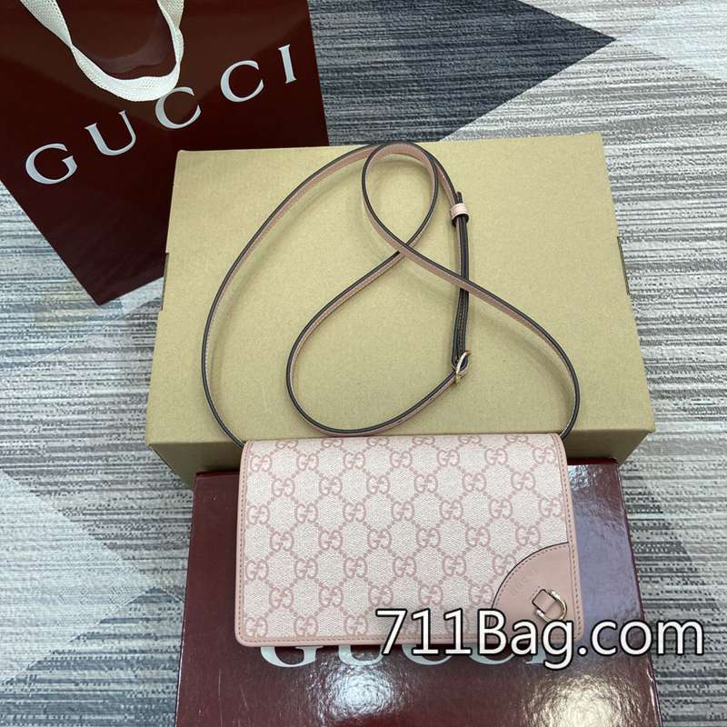 精仿Gucci 820692 頂級原料還原度高 Gucci A貨推薦閉合時尺寸:11厘米(寬)x8.5厘米(高)x3厘米(深)打開時尺寸:11厘米(寬)x17.5厘米(高)重量:約130克顏色:白色pvc/原廠皮。 精仿Gucci 820692 頂級原料還原度高 Gucci A貨推薦閉合時尺寸:11厘米(寬)x8.5厘米(高)x3厘米(深)打開時尺寸:11厘米(寬)x17.5厘米(高)重量:約130克顏色:白色pvc/原廠皮。
